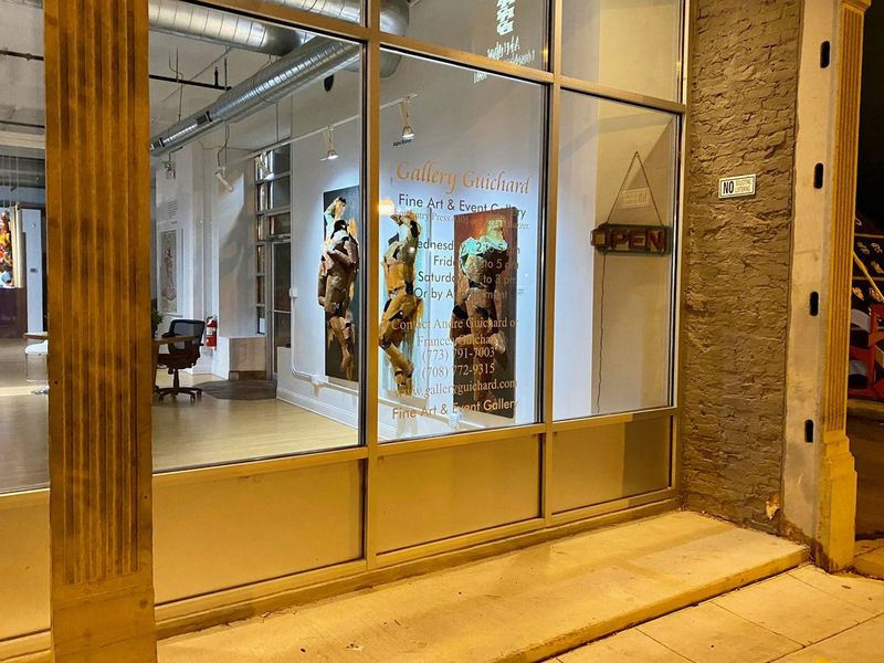 La Gallery Guichard, al 436 E 47th St., è tra le sei gallerie che compongono il Bronzeville Art District, che gli organizzatori definiscono il più grande distretto artistico del paese. Il distretto comprende Bronzeville Artist Lofts, Blanc Gallery, Faie Afrikan Art, Little Black Pearl e South Side Community Art Center.