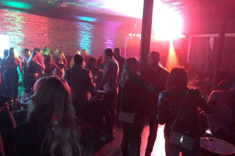 A cidade disse que tirou esta foto de uma festa em um clube ilegal no início do sábado em Wicker Loft na Avenida N. Milwaukee 1257, em violação à proibição de serviços fechados do estado.