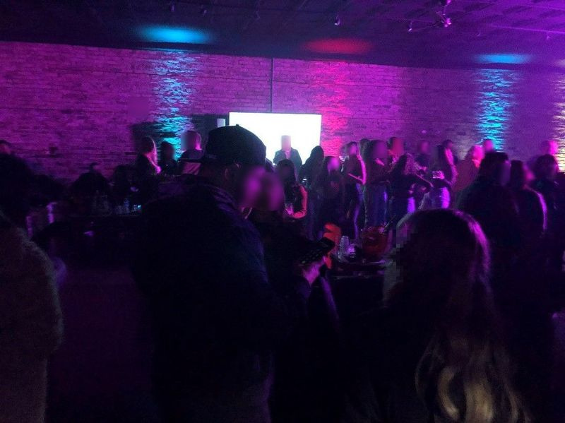 A cidade disse que tirou esta foto de uma festa em um clube ilegal no início do sábado em Wicker Loft, 1257 N. Milwaukee Ave., em violação à proibição de serviços fechados do estado.