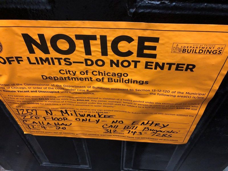 Um aviso postado no Wicker Loft em Wicker Park.