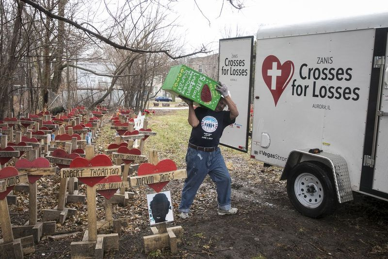Antes de su muerte por cáncer de vejiga el lunes, Greg Zanis de Crosses for Losses había erigido más de 26.000 monumentos en memoria de los asesinados, llamados por Dios para hacerlo, dijo. En enero de 2018, estaba recogiendo algunas cruces en honor a las víctimas de homicidio de Chicago de un terreno baldío en Englewood, donde las almacenó.