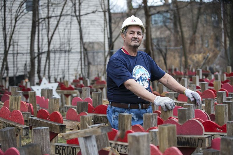 Greg Zanis de Crosses for Losses elaboró ​​las mismas cruces - 3 