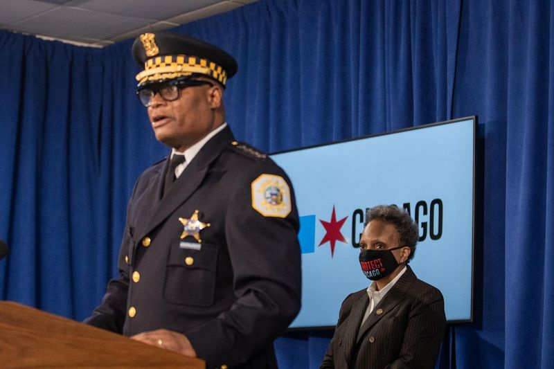 La Junta de Directores de la Orden Fraternal de Policía emitió un voto de censura a favor de la Alcaldesa Lori Lightfoot, Superintendente de Policía. David Brown y el superintendente adjunto primero. Eric Carter, el sindicato que representa a los oficiales de policía de Chicago de base, dijo el miércoles.