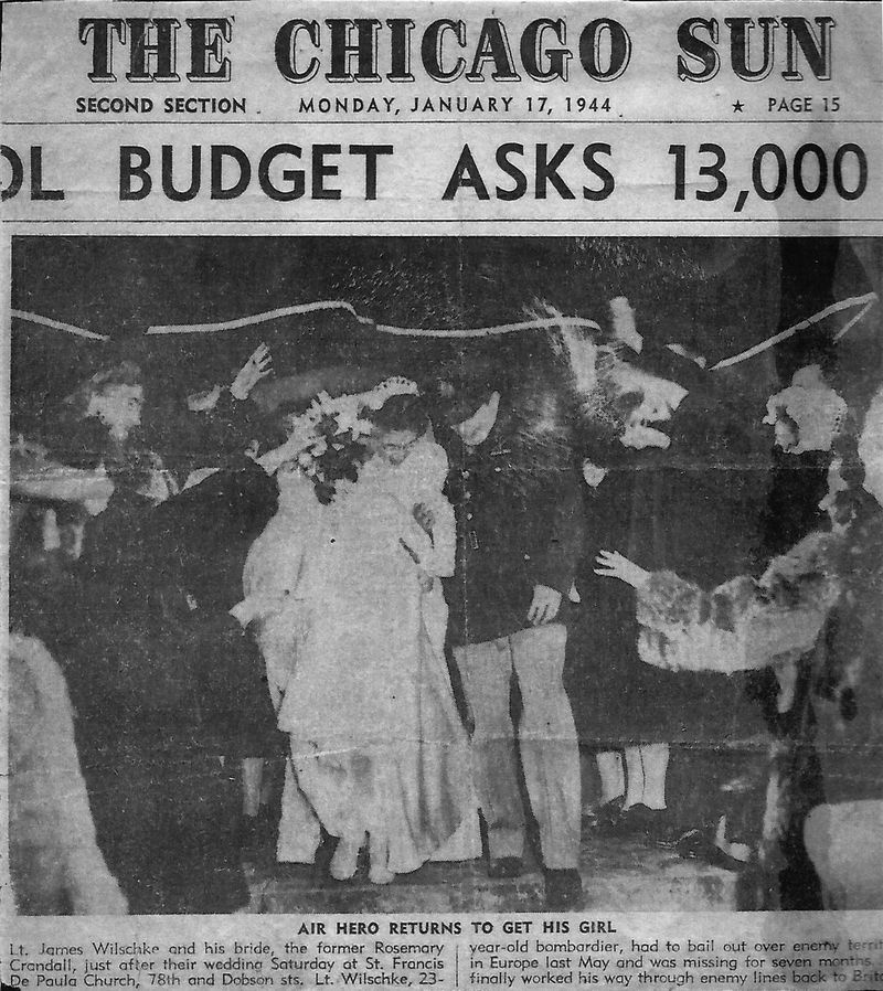 Táto fotografia zo svadby poručíka Jamesa Buda Wilschkeho a Rosemary Crandall sa dostala na titulnú stranu denníka The Chicago Sun 17. januára 1944.