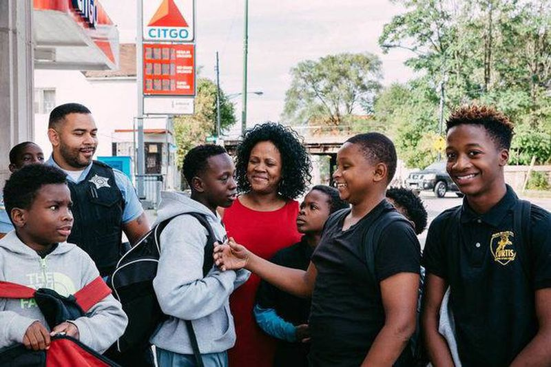 Kids Off The Block wird dafür gelobt, dass sie bedürftigen Jugendlichen und Familien Nahrung, Kleidung oder Zuflucht von der Straße im eigenen Haus des Gründers gibt. Am Donnerstag startet die Gründerin Diane Latiker eine Partnerschaft mit dem Haussicherheitsunternehmen Ring, um 1.000 Video-Türklingeln an Einwohner in Roseland, Riverdale und Auburn-Gresham zu spenden.