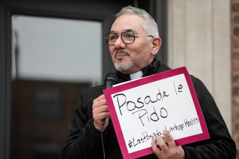   Rev. Juan Pablo Herrera iz cerkve Urban Village govori v bližini razvitih zgradb, ki so del Lathrop Homes.