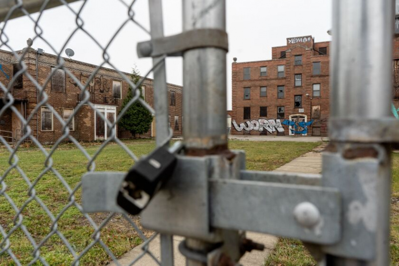   Prazne in vkrcane stavbe v soboto zjutraj, ki so del Lathrop Homes, se vrstijo na aveniji North Hoyne v soseski Lincoln Park.