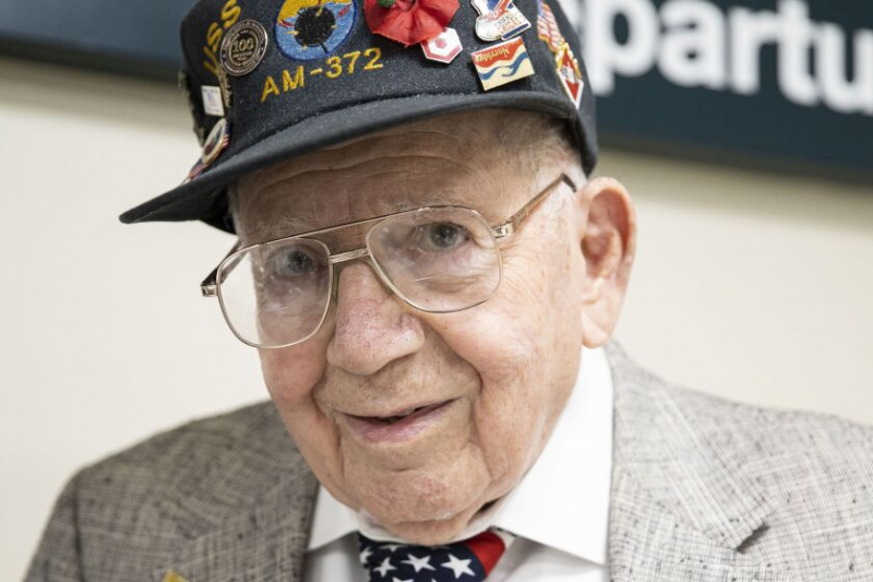   Myron Petrakis, de 100 años, pronunció un discurso en la inauguración de una nueva exhibición de fotografías sobre veteranos militares en el Aeropuerto Midway.