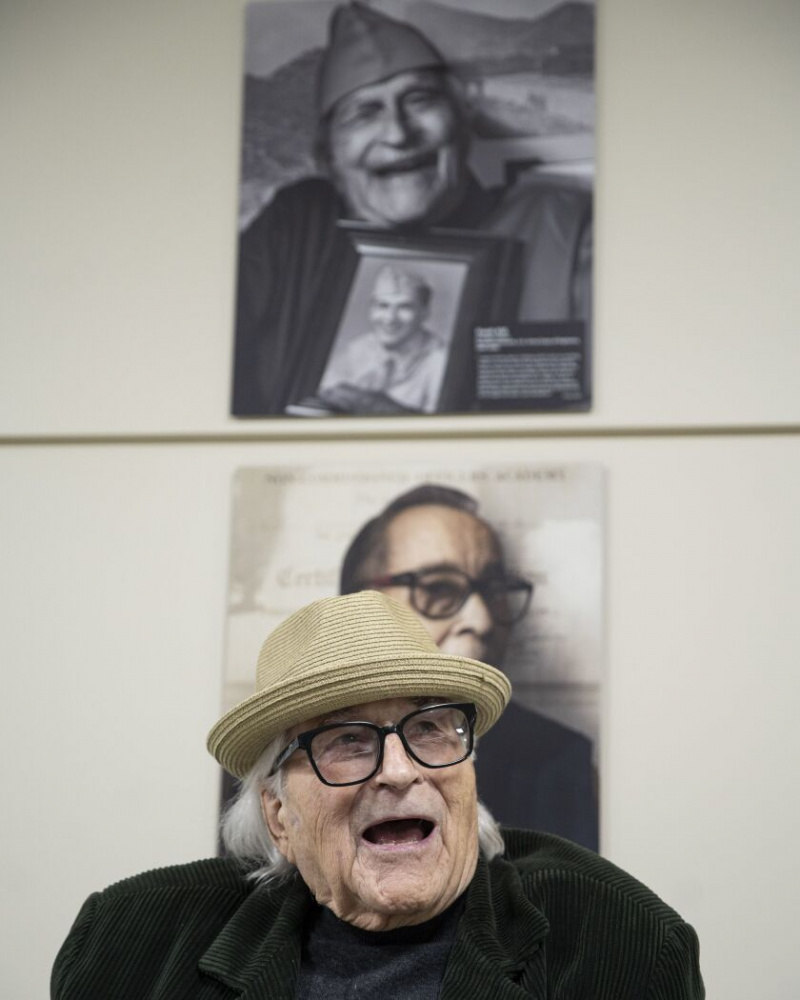   Frank Kik se sienta frente a un retrato (arriba) de sí mismo realizado por el fotógrafo Thomas Sanders en una nueva exposición de la galería titulada 'American Heroes: Portraits of Service' en la pasarela peatonal entre la línea naranja de la CTA y el aeropuerto en el Aeropuerto Internacional de Midway, el miércoles de noviembre 2, 2022.