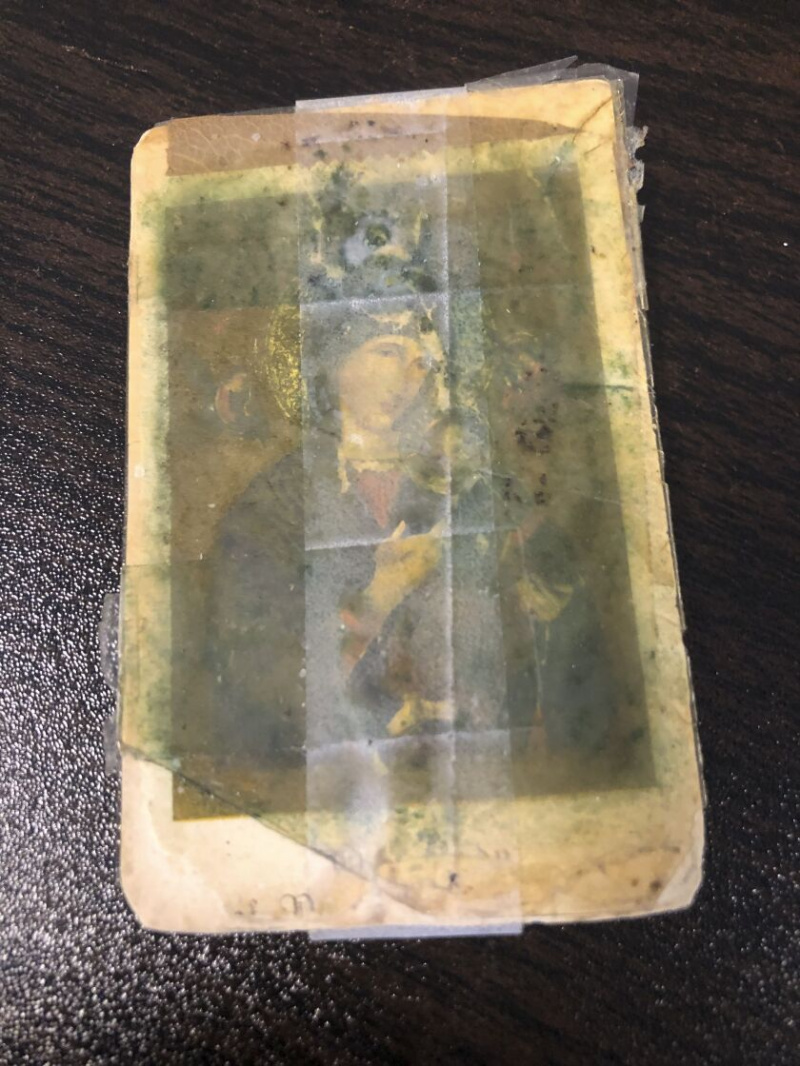   Una imagen de la Virgen María y el Niño que Myron Petrakis ha guardado con él desde 1944, cuando su madre se lo regaló antes de zarpar con la Marina.