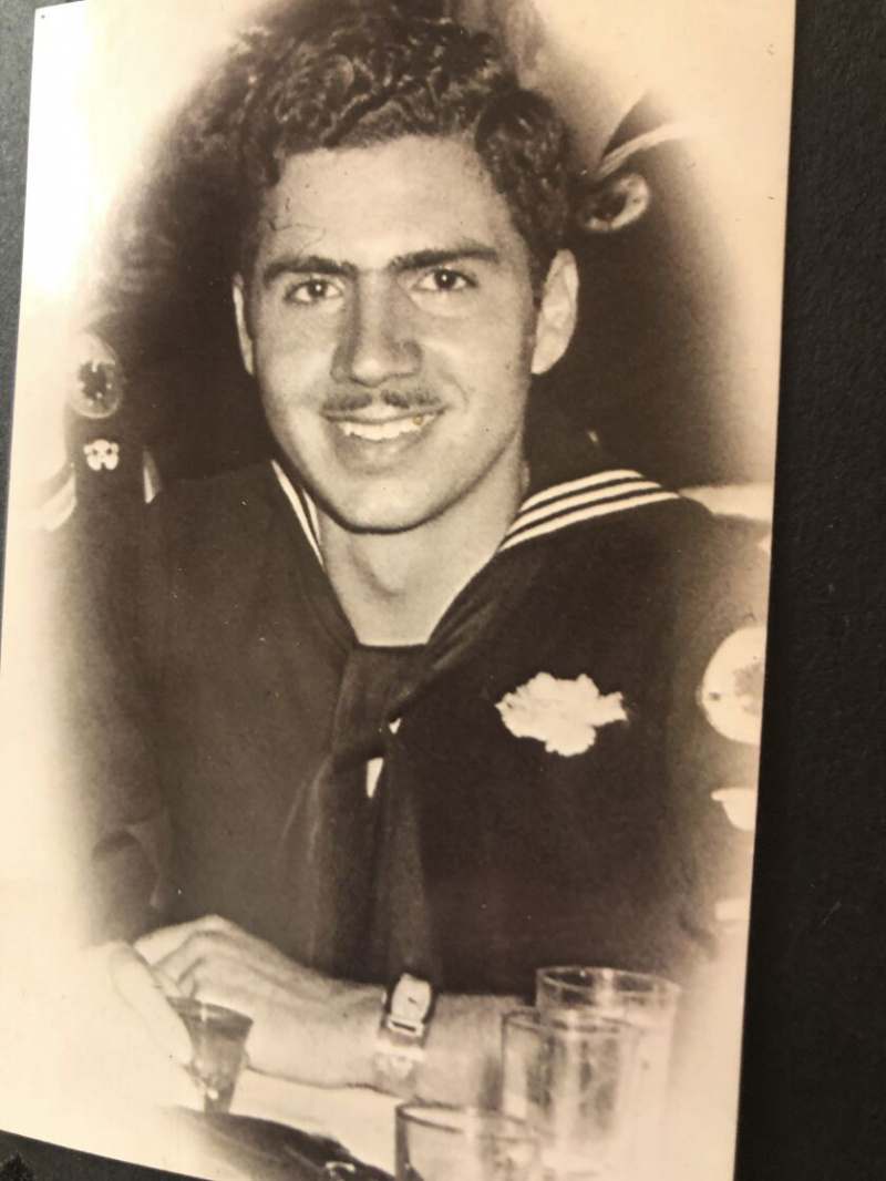   Un joven Myron Petrakis con su uniforme de la Marina.
