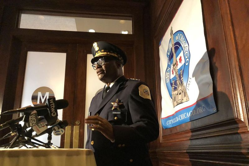Polisens suppleant. David Brown svarar på frågor från reportrar efter ett tal som hölls av City Club of Chicago på måndagen. Brown hyllade en hel regeringsstrategi för att minska våldet som lanserades förra året och borgmästare Lori Lightfoots förslag att spendera 30 miljoner dollar på att utöka programmet 2022.
