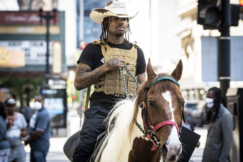 Adam Hollingsworth, altrimenti noto come The Dread Head Cowboy, cavalca il suo cavallo Prince in the Loop il 16 giugno 2020.