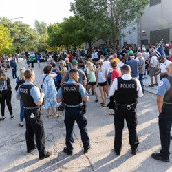 Αστυνομικοί, υποστηρικτές και οικογένειες συγκεντρώνονται κατά τη διάρκεια μιας τελετής μνήμης και προσευχής για την πεσμένη αξιωματικό Ella French έξω από το Αστυνομικό Τμήμα της 22ης Περιφέρειας την Τετάρτη.