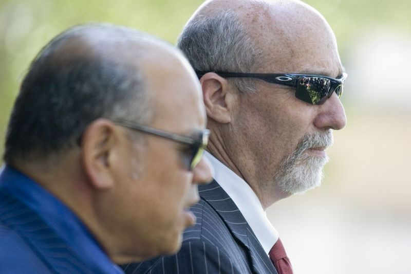 Joseph Lopez (links) und Joel Brodsky (rechts), Anwälte von Drew Peterson, sprechen in der Mittagspause am 10. Tag des Mordprozesses gegen Drew Peterson im Will County Courthouse Mittwoch, 15. August 2012, in Joliet, vor den Medien. | Matthew Grotte~Sun-Times Media