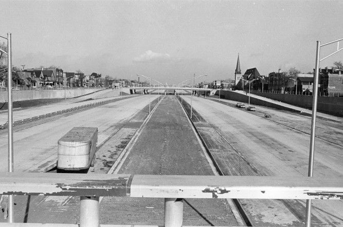 Der Dan Ryan Expressway mit Blick nach Norden von der 31st Street, einige Monate bevor die Bauarbeiten im Dezember 1962 abgeschlossen wurden. | Foto der Sun-Times-Datei