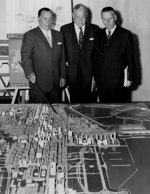Bürgermeister Richard J. Daley (links) und Cook County Board President Dan Ryan (Mitte) betrachten ein Konzeptmodell einer Innenstadtentwicklung im September 1958. | Foto der Sun-Times-Datei