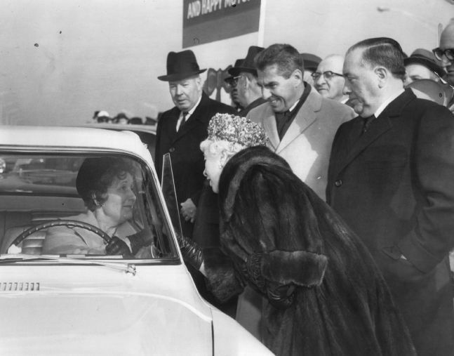 Cook County Commissioner Ruby Ryan, Bürgermeister Richard J. Daley und County Board President Seymour Simon gratulieren Theresa Waicosky, einer Bewohnerin des Back of the Yards, die bei der Eröffnung im Dezember 1962 als erster Mensch auf dem Dan Ryan Expressway fuhr. |
