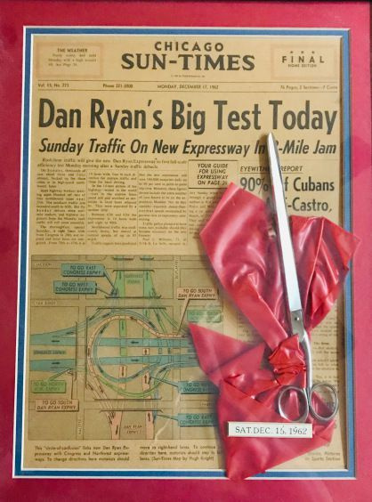 Die Eröffnung von Dan Ryan war die Titelseite der Sun-Times im Dezember 1962, hier eingerahmt mit der Schere und einem Streifen vom zeremoniellen Banddurchschneiden. | Zur Verfügung gestellt von Dan Ryan III