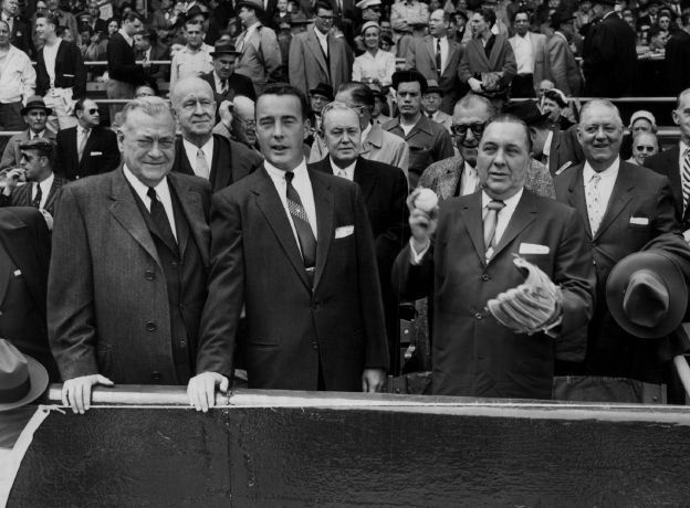 Cook County Präsident Dan Ryan (vorne links) und Bürgermeister Richard J. Daley (mit Fausthandschuh) nehmen im April 1958 am Eröffnungstag im Comiskey Park teil. | Foto der Sun-Times-Datei