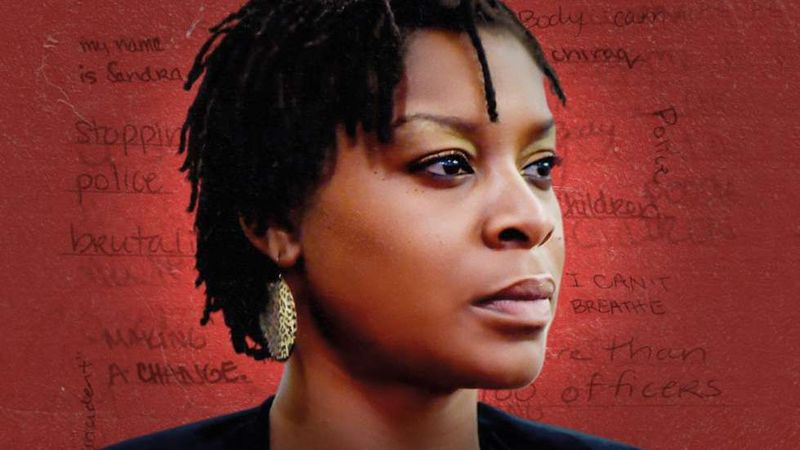 HBO transmitirá Say Her Name: The Life and Death of Sandra Bland, en diciembre. El documental de dos horas de los cineastas nominados al Premio de la Academia Kate Davis y David Heilbroner explora la muerte en julio de 2015 de Bland, de 28 años, de Naperville, encontrado ahorcado en una cárcel c