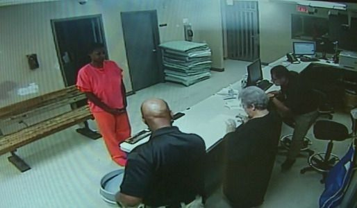 En una imagen de un video proporcionado por el Departamento del Sheriff del Condado de Waller, Texas, Sandra Bland se para frente a un escritorio en la Cárcel del Condado de Waller en Hempstead, Texas. Departamento del Sheriff del condado de Waller a través de AP