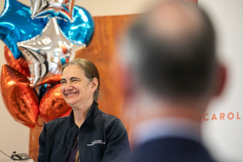   Dr. Mariana Glusman, nova pridružena medicinska direktorica družinskega centra Schreiber, se pridružuje tiskovni konferenci v centru za učenje Carole Robertson v soseski North Lawndale, kjer je bilo v petek objavljeno, da bosta John in Kathleen Schreiber donirala 25 milijonov dolarjev Magoonu. Inštitut za zdrave skupnosti. Sredstva bodo porabljena za ustanovitev družinskega centra Schreiber za zdravje in dobro počutje v zgodnjem otroštvu.