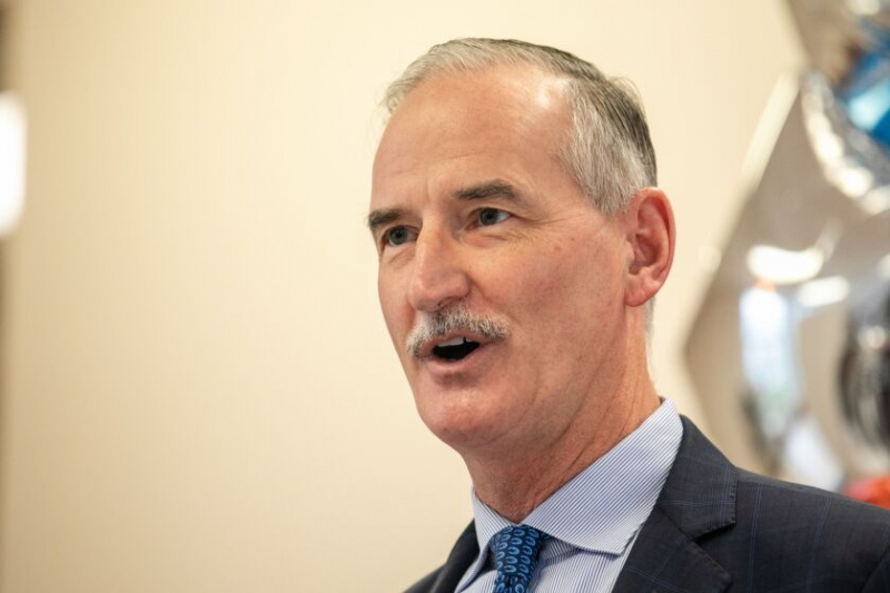   Glavni izvršni direktor otroške bolnišnice Lurie dr. Tom Shanley govori v centru za učenje Carole Robertson v North Lawndaleu, kjer so objavili, da bosta John in Kathleen Schreiber donirala 25 milijonov dolarjev Inštitutu Magoon za zdrave skupnosti. Sredstva bodo porabljena za ustanovitev družinskega centra Schreiber za zdravje in dobro počutje v zgodnjem otroštvu.