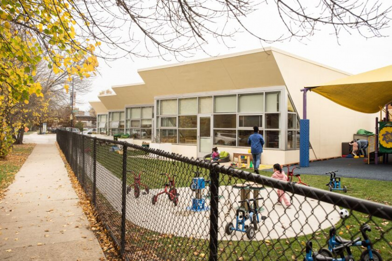   Center za učenje Carole Robertson na 3701 W. Ogden Ave. v soseski North Lawndale, kjer so uradniki otroške bolnišnice Lurie iz Chicaga napovedali ustanovitev novega centra za zdravje in dobro počutje v zgodnjem otroštvu. 