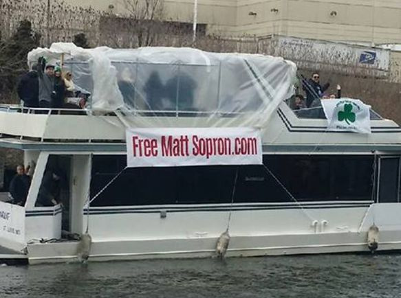 Nachdem seine Berufungen erschöpft waren, griff Matt Sopron dazu, seine Sache mit anderen Mitteln zu fördern, darunter Werbetafeln, Banner, T-Shirts und soziale Medien. | Facebook
