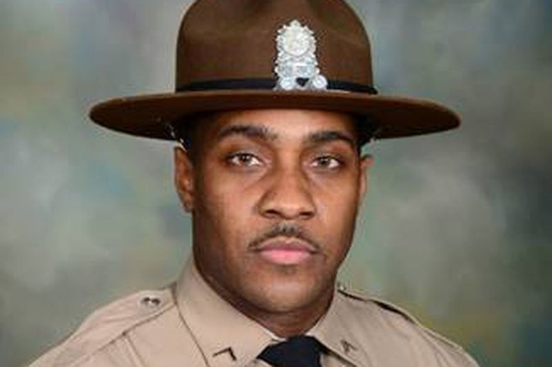 El agente de la Policía Estatal de Illinois, Gerald Mason, murió después de que le dispararan en la autopista Dan Ryan el viernes por la tarde.