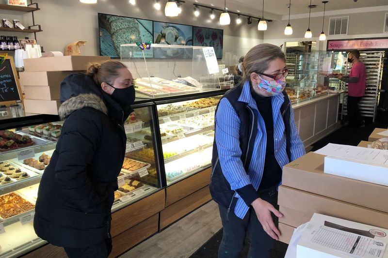 Dobra Bielinski, majiteľ Delightful Pastries, hľadá v utorok ráno zákazníkovu objednávku paczki.