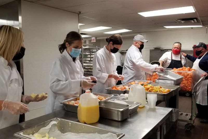 Il capo chef culinario Robin Rosenberg e i volontari del Levy Restaurant preparano patate dolci al Guaranteed Rate Field.