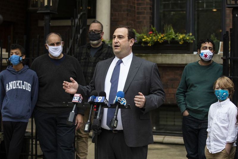 Eigentümer von Eigentumswohnungen sehen zu, wie Rechtsanwalt Michael Cohen während einer Pressekonferenz über eine Klage spricht, die sie gegen die Francis W. Parker School eingereicht haben, weil sie angeblich einen verdeckten Plan durchgeführt haben, um die Kontrolle über ihr Gebäude in Lincoln Park zu übernehmen, Donnerstagmorgen, 20. Mai 2020.