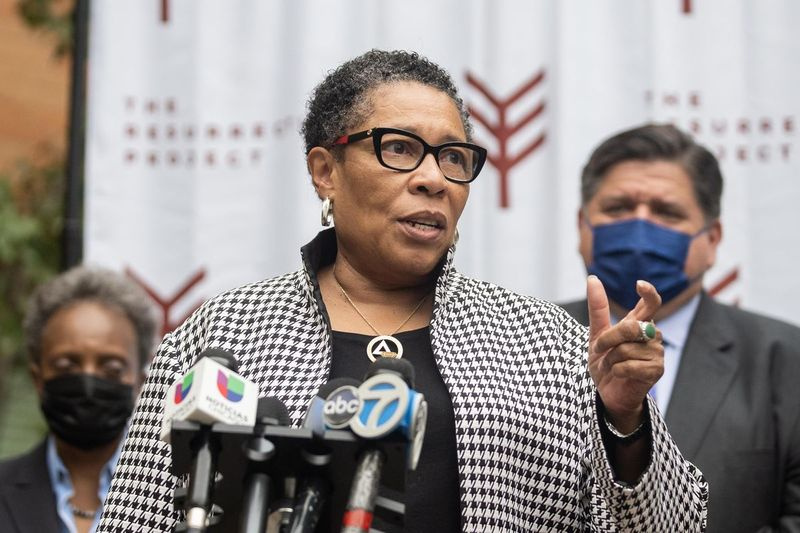 De Amerikaanse minister van Volkshuisvesting en Stedelijke Ontwikkeling Marcia Fudge spreekt terwijl gouverneur JB Pritzker en de burgemeester van Chicago, Lori Lightfoot, luisteren na een rondleiding door Casa Querétaro in de wijk Pilsen, waar ze samen met gekozen functionarissen een rondleiding door het appartement maakten en spraken over de Build Back Better agenda, dinsdagochtend 5 oktober 2021. Pat Nabong/Sun-Times