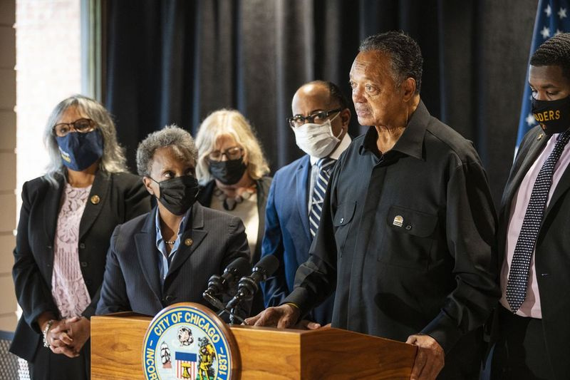 Rev. Jesse Jackson spreekt over de voortgang en verbetering van de woonomstandigheden bij Concordia Place Apartments in Eden Green, dinsdag 5 oktober 2021. | Anthony Vazquez/Sun-Times