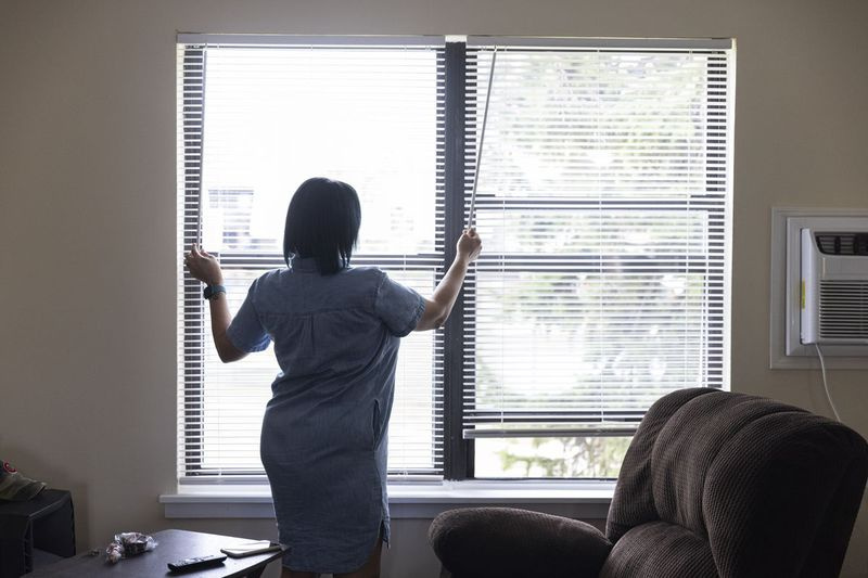 Tamara Jackson opent haar raam in haar appartement in Concordia Place Apartments in Eden Green, dinsdag 5 oktober 2021. | Anthony Vazquez/Sun-Times