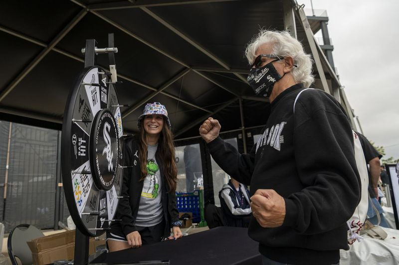 Robert Provenzano fait tourner une roue de prix lors du rallye Change the Game sur le parking près de la porte 5 de Guaranteed Rate Field le lundi 4 octobre 2021.