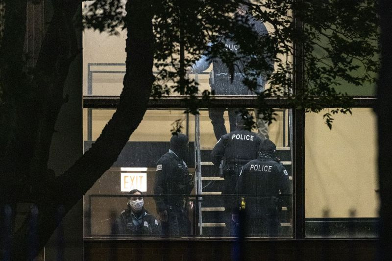 Polisen i Chicago arbetar på scenen där en 12-årig pojke sköts i bröstet, inne i en lägenhet, vid en byggnad i kvarteret 3500 i South Rhodes i stadsdelen Bronzeville, torsdagen den 6 maj 2021. | Tyler LaRiviere/Sun-Times