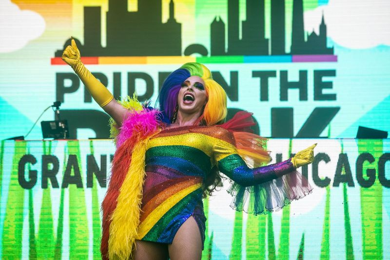 Alyssa Edwards membuat persembahan petang Sabtu di Pride in the Park di Grant Park.