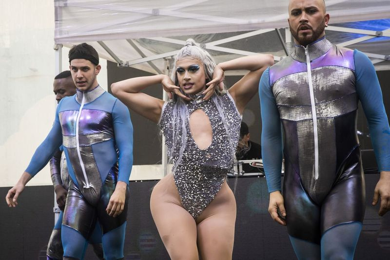 Ratu tarik Chicago Denali Foxx membuat persembahan petang Sabtu di Pride in the Park di Grant Park.