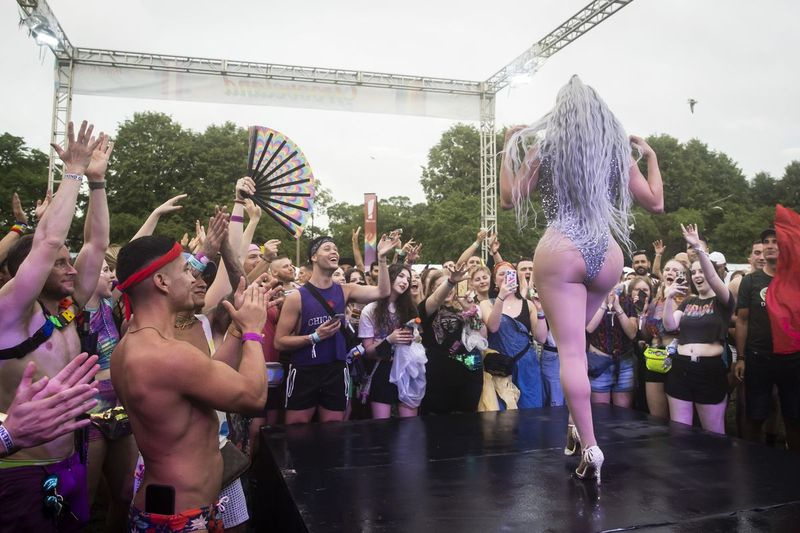 Ratu tarik Chicago Denali Foxx membuat persembahan petang Sabtu di Pride in the Park di Grant Park.