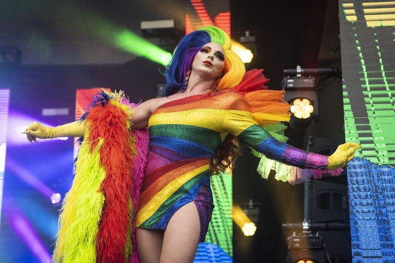 Alyssa Edwards membuat persembahan petang Sabtu di Pride in the Park di Grant Park.