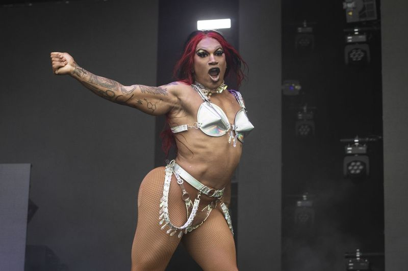Ratu drag Chicago Miss Toto membuat persembahan petang Sabtu di Pride in the Park di Grant Park.