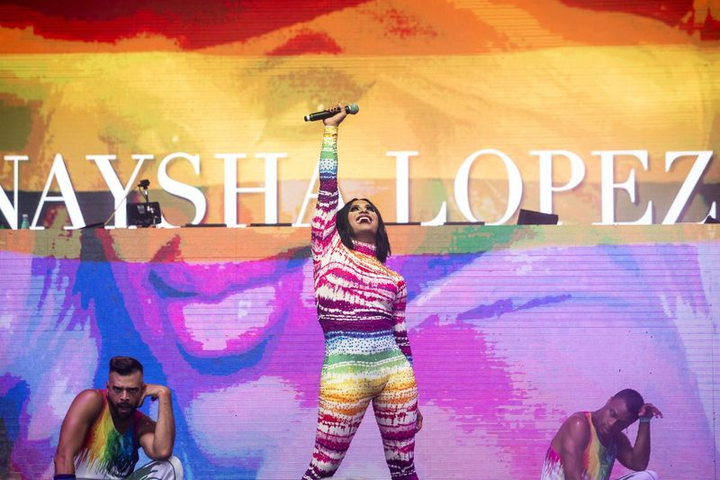 Ratu seret Chicago Naysha Lopez membuat persembahan petang Sabtu di Pride in the Park di Grant Park.