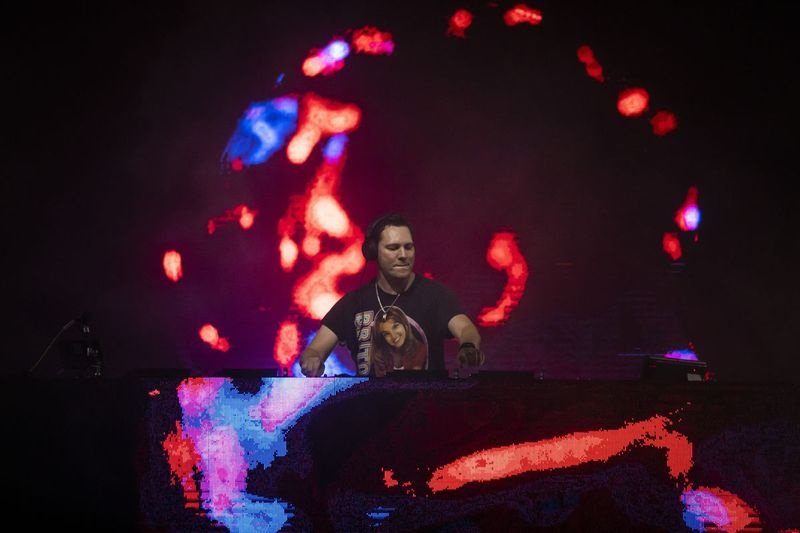 Tiesto membuat persembahan malam Sabtu di Pride in the Park di Grant Park.