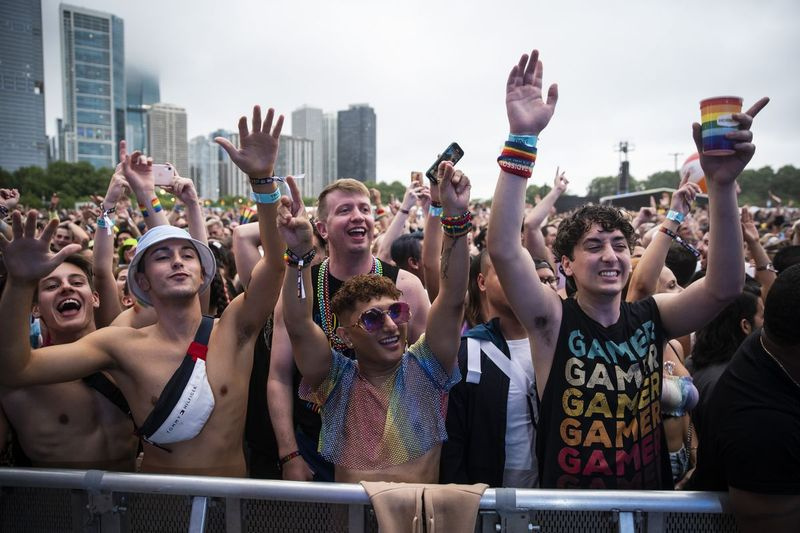 Pengunjung festival menari mengikut persembahan Betty Who pada malam Sabtu di Pride in the Park di Grant Park.