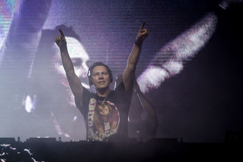 Tiesto membuat persembahan malam Sabtu di Pride in the Park di Grant Park.