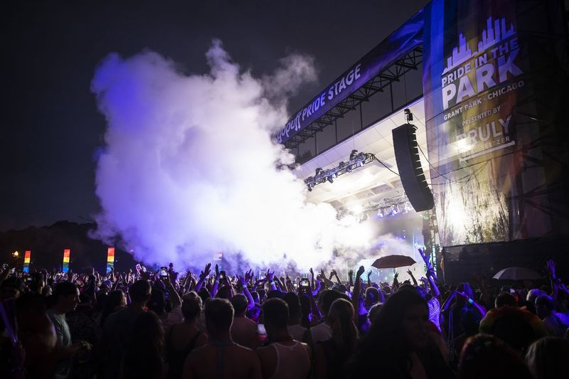 Tiesto membuat persembahan malam Sabtu di Pride in the Park di Grant Park.