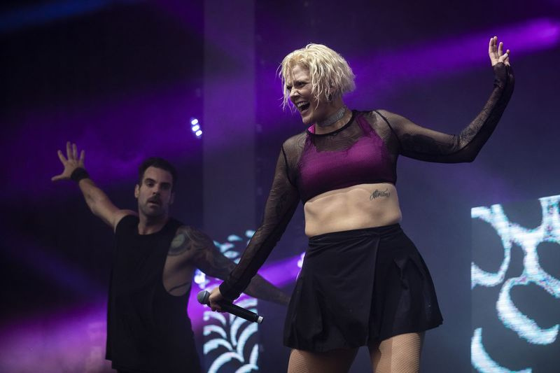 Betty Who membuat persembahan malam Sabtu di Pride in the Park di Grant Park.